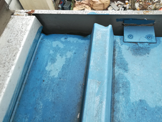 コンテナ事務所の雨漏り　塗装が劣化