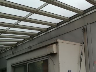 コンテナ事務所の雨漏り　壁面にサビが出ている