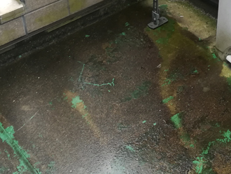 床がひび割れしている