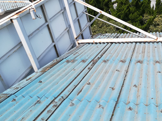 工場の波板が傷んでいる