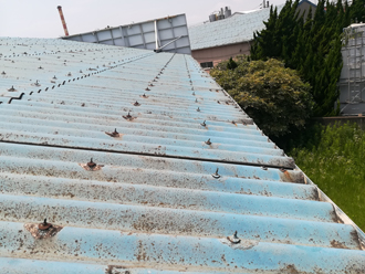 波板の屋根材が傷んでいる