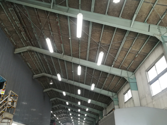 小田原市城山でプレハブの建物の工場で雨漏り