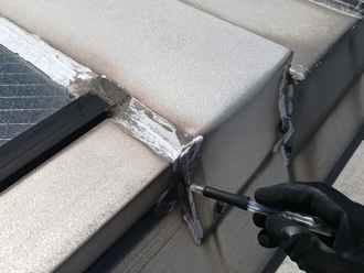 日野市多摩平の大型倉庫でコーキング劣化による雨漏り