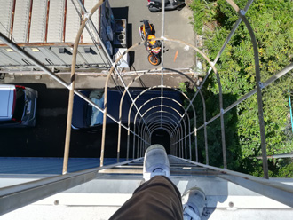 屋根へのはしご