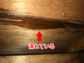 相模原市南区東大沼で雨漏りしている屋根の散水試験の様子