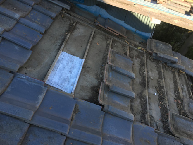 屋根葺き替え工事の様子