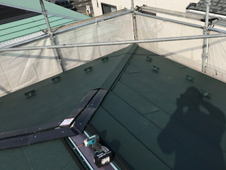 屋根カバー工法　棟板金工事（タフモック）