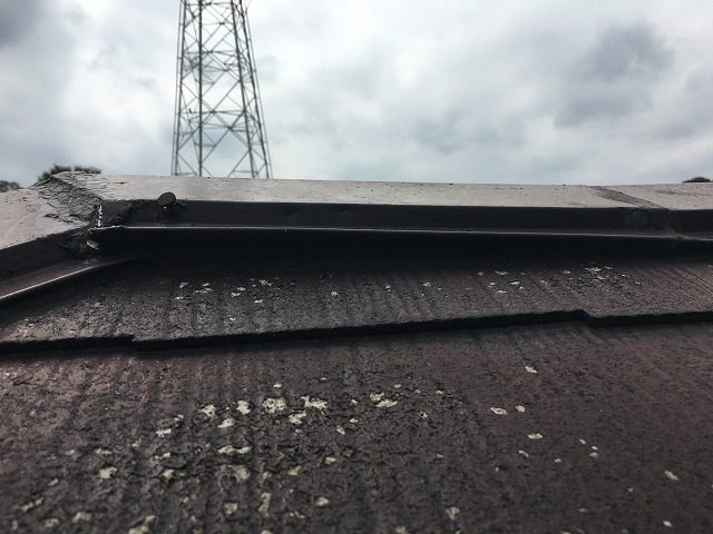 棟板金に浮きの発生が見られます。こういった隙間は雨水の浸入路になることもありますので、補修が必要です。