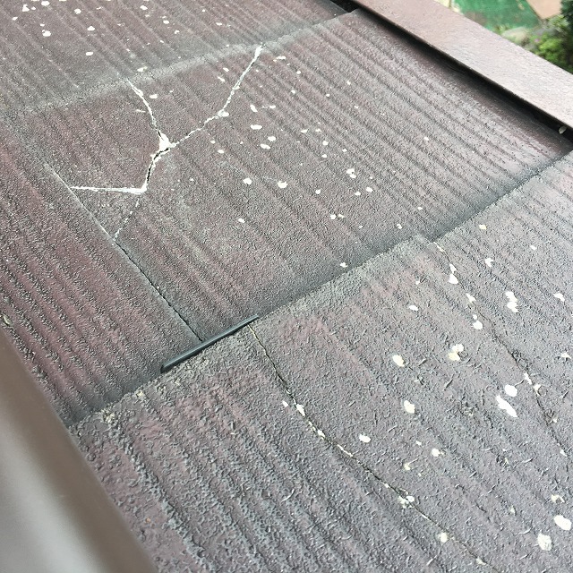 瓦にひびがあります。