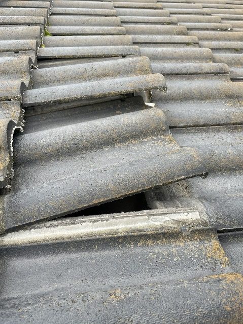 強風でズレた瓦南