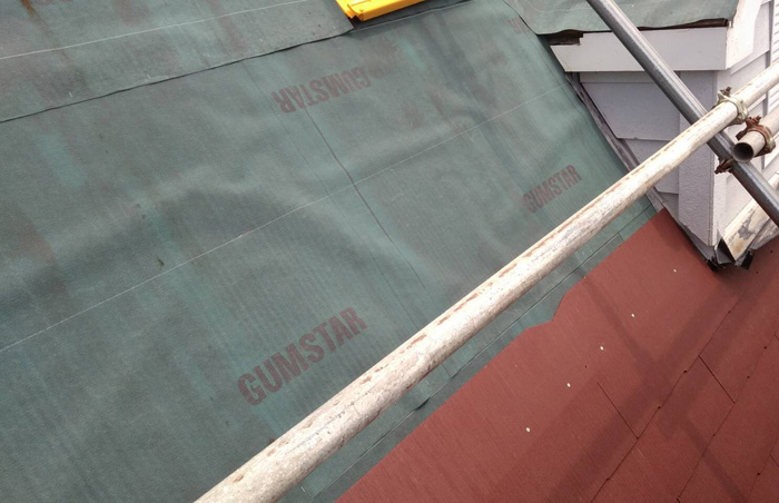 屋根葺き替え工事　防水紙設置し屋根材取り付け