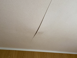 雨漏りで室内天井が剥がれてしまった様子