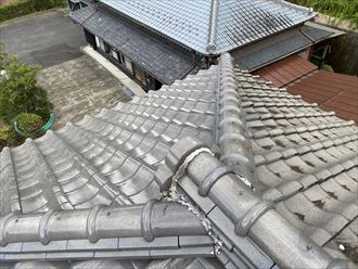 雨漏りを引き起こしている瓦屋根の棟部分