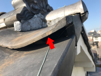 瓦がずれている