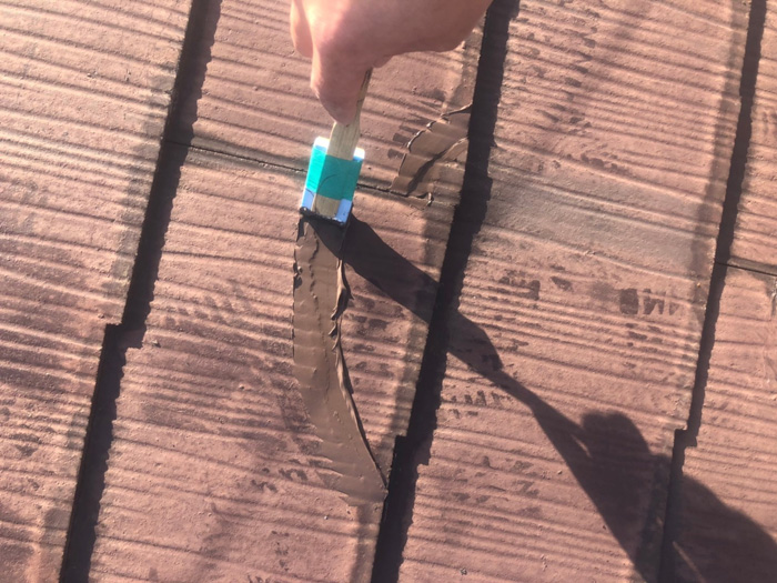 足立区西新井で雨漏りしている屋根のコーキング補修とサーモアイSiを使った屋根塗装