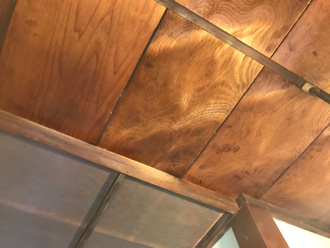 天井に雨染みが出来ている