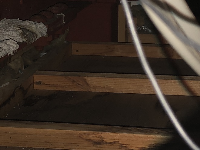 屋根裏の雨染み