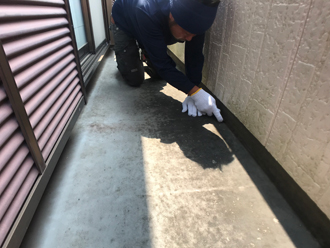 バルコニーの防水工事　清掃