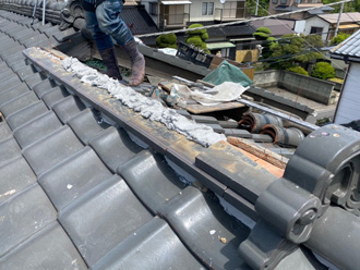 棟瓦取り直し工事　漆喰を塗り棟を作る