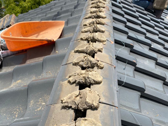 棟瓦取り直し工事　葺き土を撤去