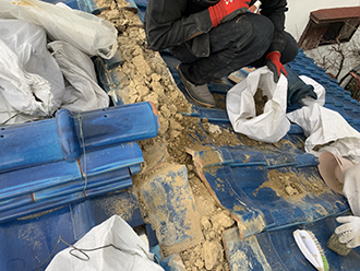 吹田市でのし瓦がずれ、雨漏りを起こしている棟を取り直し