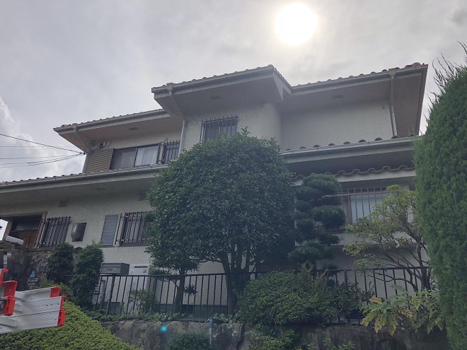 セメント瓦屋根の調査を行うお住まい