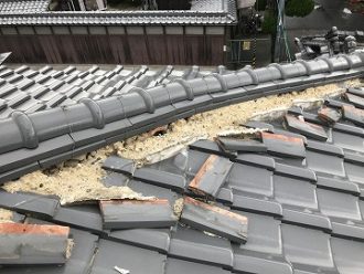 雨養生剥がすとボロボロの棟瓦が現れる