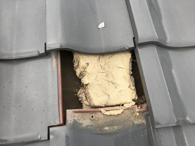 瓦の外れている箇所