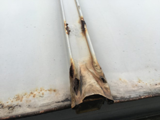 工場の屋根の瓦棒が腐食して変形している