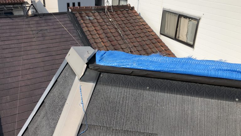 スレート屋根の棟板金の欠損箇所をブルーシートで養生しました