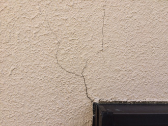 サッシとの取り合いに発生したクラック