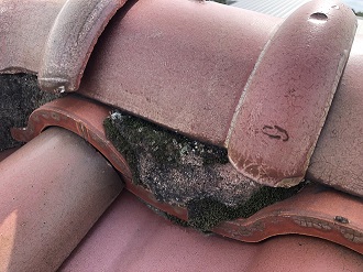 経年劣化で黒ずんだ漆喰