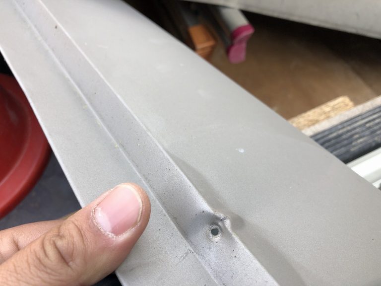 剥がれた棟板金はネジ接続部が劣化しています