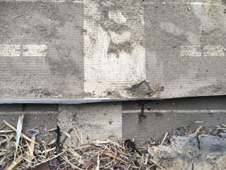 瓦桟に溜まったゴミの様子