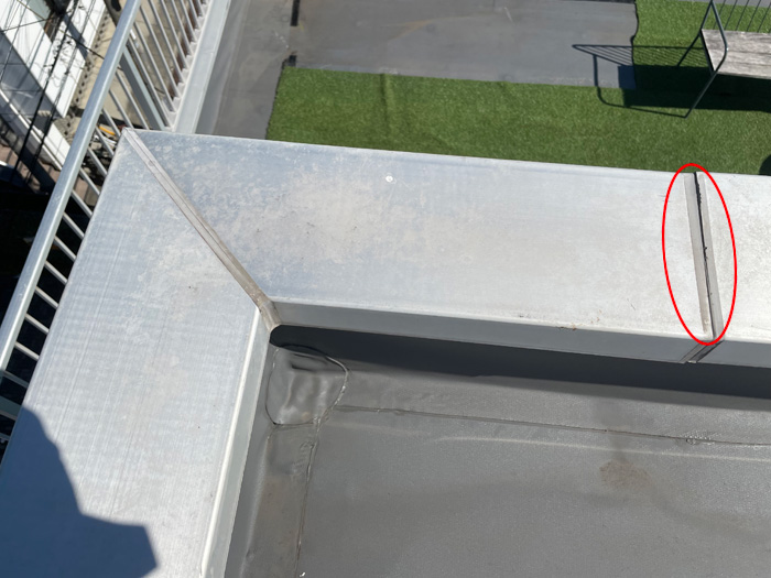 金属笠木の継ぎ目も盲点