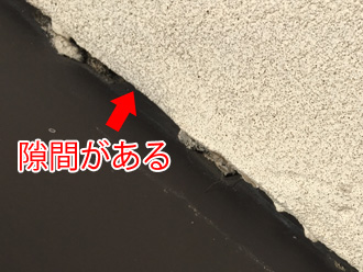 外壁と屋根の取り合いに隙間がある