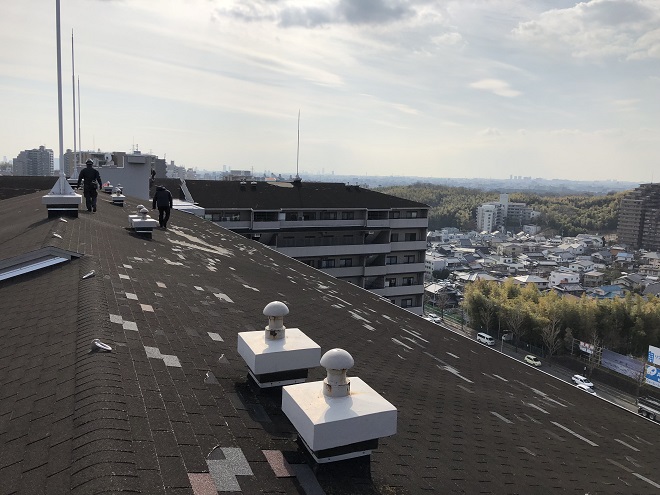 部分張り替えによって継ぎ接ぎが見られるアスファルトシングル