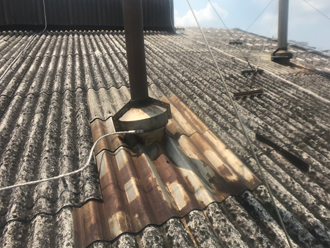 川崎市川崎区新川通の工場の波型スレートから雨漏り発生