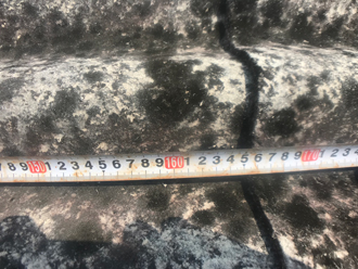 工場の屋根からの雨漏り　波板スレートが傷んでいる