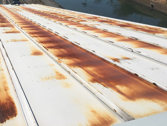 工場の屋根が錆びている