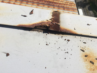 横須賀市安浦町で工場の金属屋根が錆びて雨漏りが発生