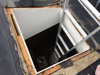 室内の壁に使われているプラスターボードが屋根面よりも高く出ている