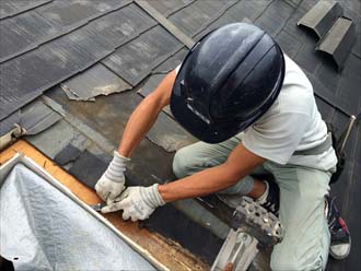 屋根面より出ているプラスターボードを切断