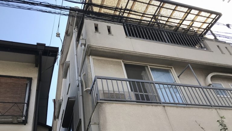 棟板金破損により雨漏りが発生した住宅