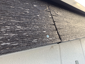 塗装が剥がれた破風版