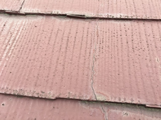 ヒビが発生している屋根材