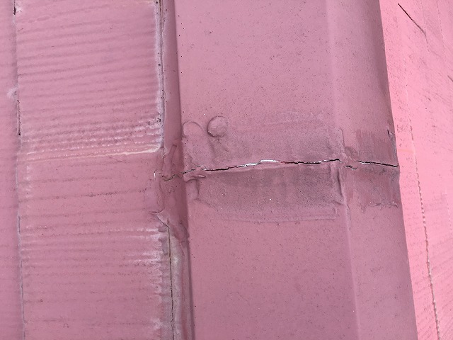 継ぎ目に隙間がある棟板金