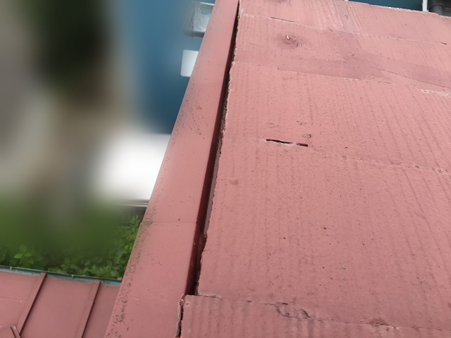 隙間が見られる屋根の端