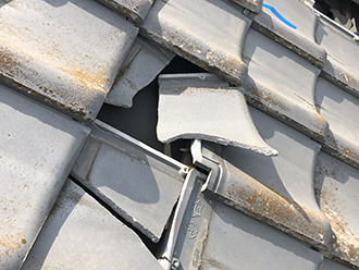 吹田市でセメント瓦が飛散、防水紙にも穴が空き雨漏りが心配です