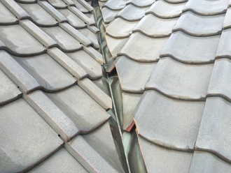 雨漏りが生じている谷板金